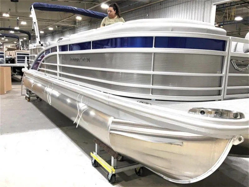 Slide: The Image of 2024 Bennington 25 RSR pontoon boat in a showroom, side view. - 12