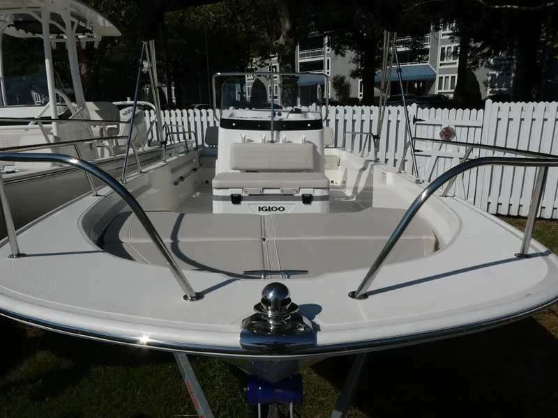 Slide: The Image of Boston Whaler 190 Montauk 2025 - 7