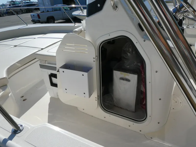 Slide: The Image of Boston Whaler 190 Montauk 2025 - 8