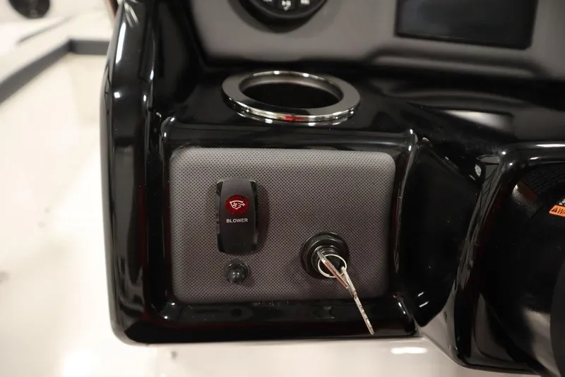 Slide: The Image of Dashboard of 2025 Yamaha Boats SX195 with blower switch and ignition key. - 30