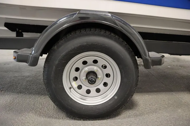Slide: The Image of Trailer wheel of 2025 Yamaha Boats SX195, featuring a sturdy tire and fender. - 47