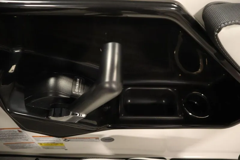 Slide: The Image of 2025 Yamaha Boats SX195 throttle control and cup holder detail. - 14
