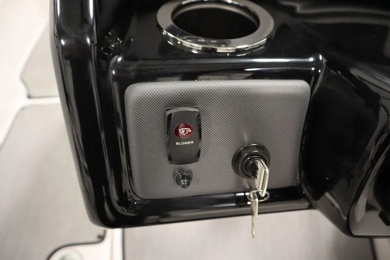 Slide: The Image of 2025 Yamaha Boats SX195 dashboard with blower switch and ignition key. - 16
