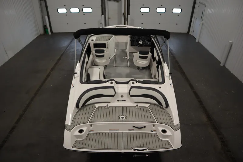 Slide: The Image of 2025 Yamaha Boats 195 SX interior view in a garage setting. - 2