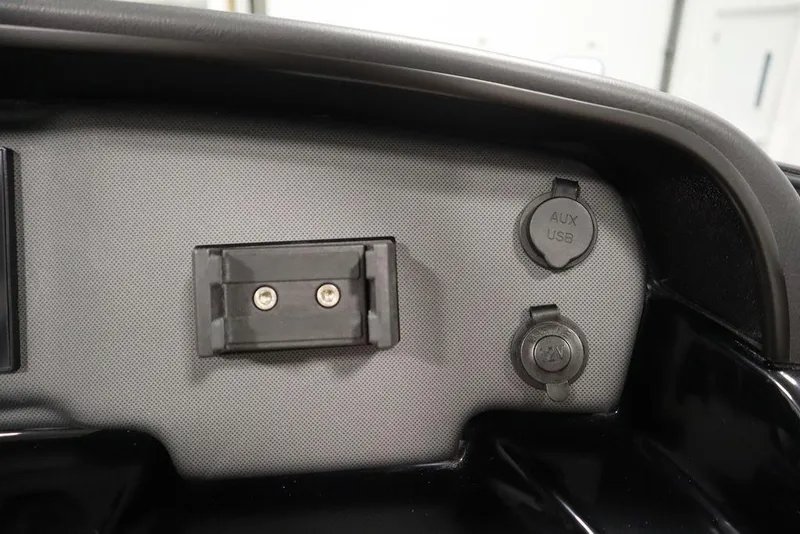 Slide: The Image of 2025 Yamaha Boats 195 SX dashboard with AUX and USB ports. - 27
