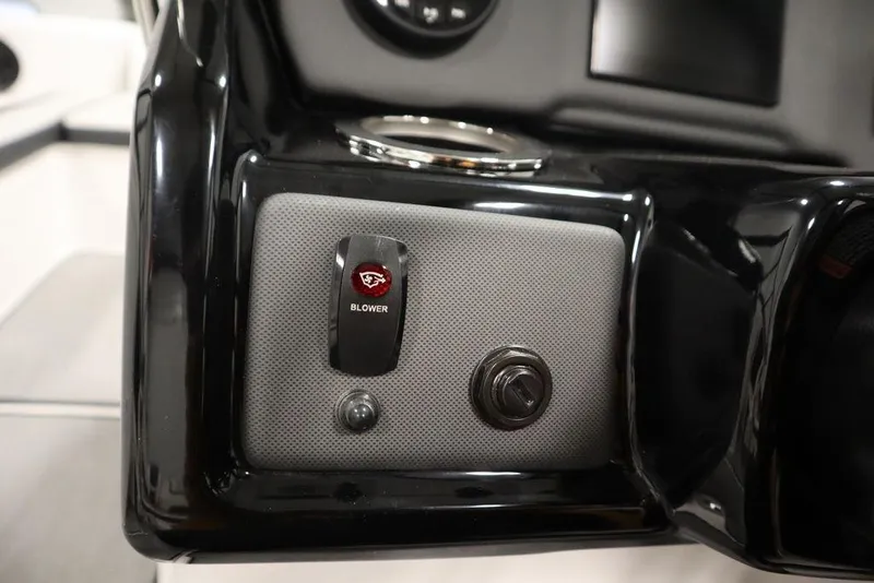 Slide: The Image of Yamaha Boats 195 SX 2025 dashboard with blower switch and controls. - 28