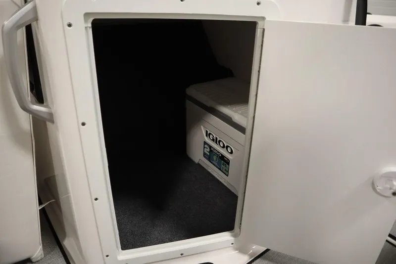 Slide: The Image of Yamaha Boats 195 SX 2025 storage compartment with Igloo cooler inside. - 34