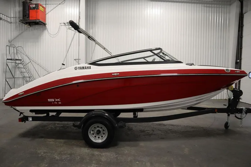 Slide: The Image of 2025 Yamaha Boats 195 SX, red and white, in a showroom. - 4
