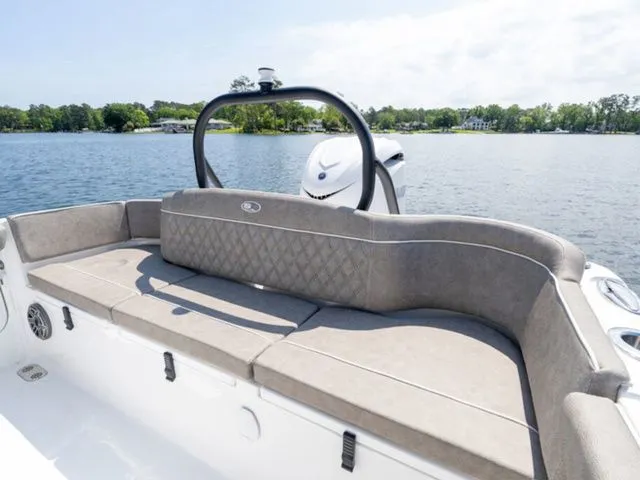 Slide: The Image of Sea Hunt Ultra 255 SE 2026 - 11