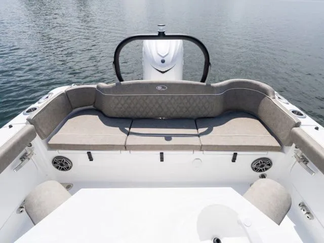 Slide: The Image of Sea Hunt Ultra 255 SE 2026 - 9