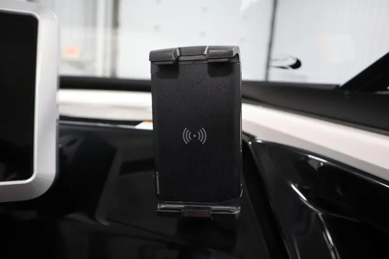Slide: The Image of Yamaha Boats 250 SX 2025 dashboard with wireless charging mount. - 25