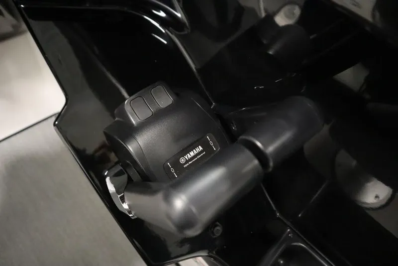Slide: The Image of Close-up of 2025 Yamaha Boats 250 SX throttle control. - 27