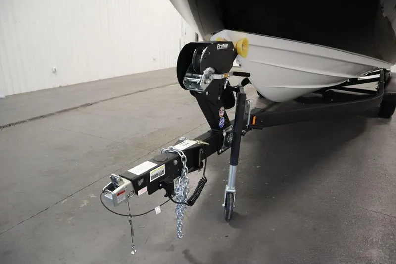 Slide: The Image of 2025 Yamaha Boats 250 SX trailer hitch in a garage setting. - 48