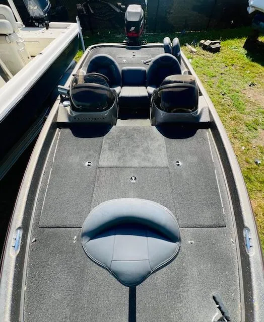Slide: The Image of 2003 Ranger 195VS fishing boat with dual seats and spacious deck. - 2