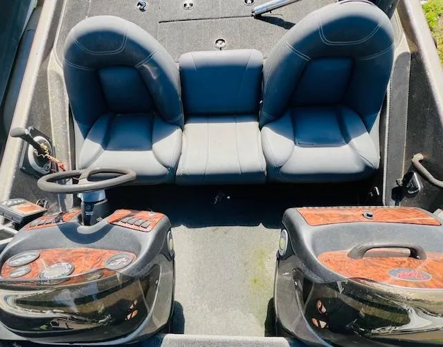 Slide: The Image of 2003 Ranger 195VS boat interior with dual seats and steering console. - 4