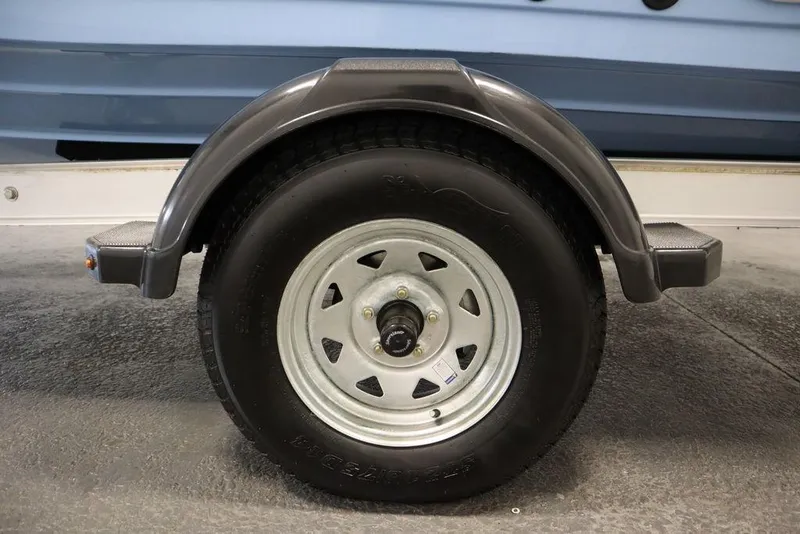 Slide: The Image of Trailer wheel of 2025 Yamaha Boats 190 FSH Sport, close-up view. - 45