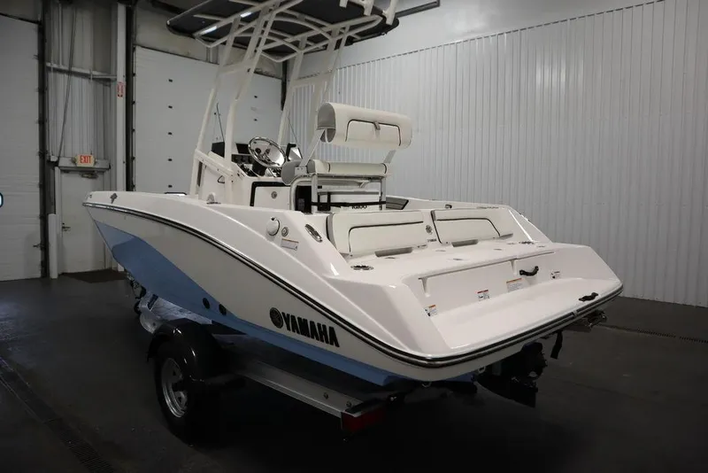 Slide: The Image of 2025 Yamaha Boats 190 FSH Sport in a showroom, rear view. - 5