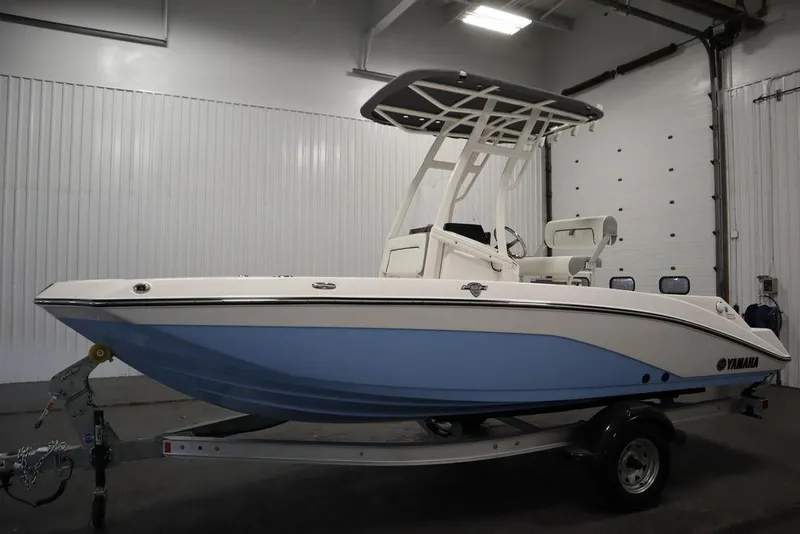 Slide: The Image of 2025 Yamaha Boats 190 FSH Sport in showroom, side view. - 6