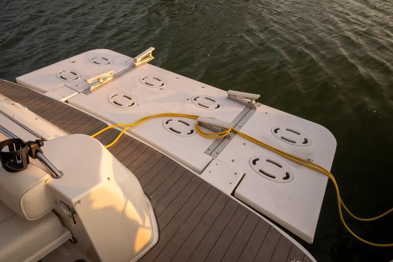 Slide: The Image of 1998 Sea Ray 400 Sundancer swim platform with yellow power cable on water. - 15