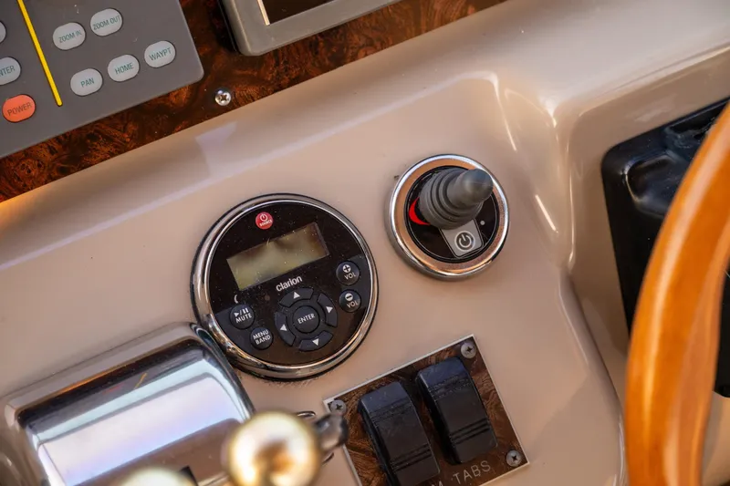 Slide: The Image of Bow Thruster and Stereo Controls - 29