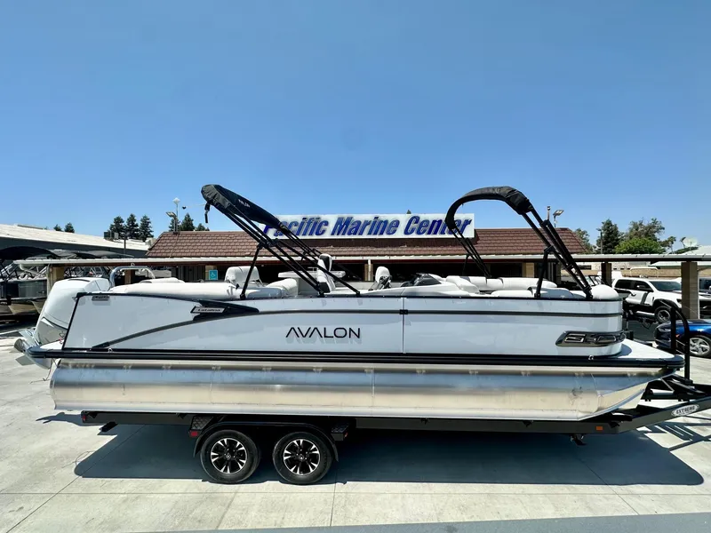 The Image of Avalon 25' Catalina Platinum Entertainer w/ 250HP Mercury Verado! 2025 - 1