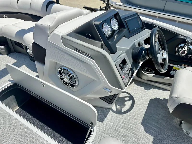 Slide: The Image of Avalon 25' Catalina Platinum Entertainer w/ 250HP Mercury Verado! 2025 - 10