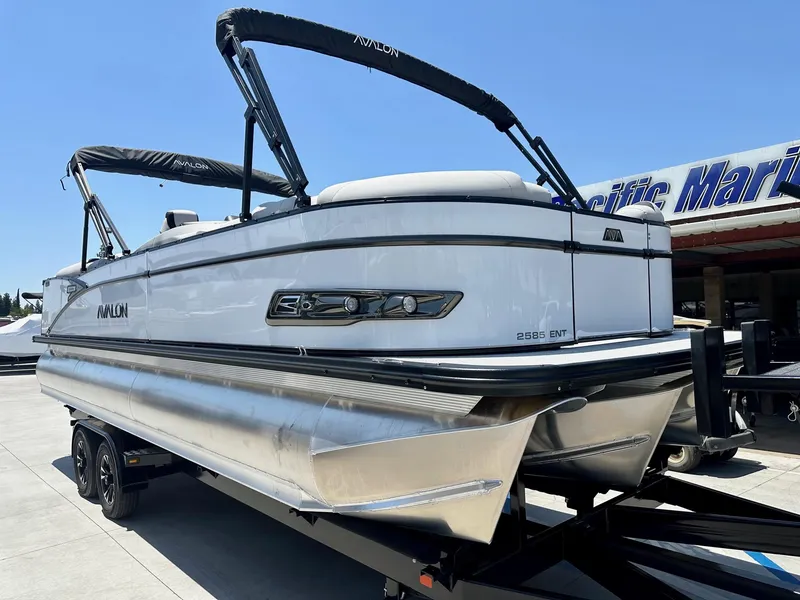 Slide: The Image of Avalon 25' Catalina Platinum Entertainer w/ 250HP Mercury Verado! 2025 - 11