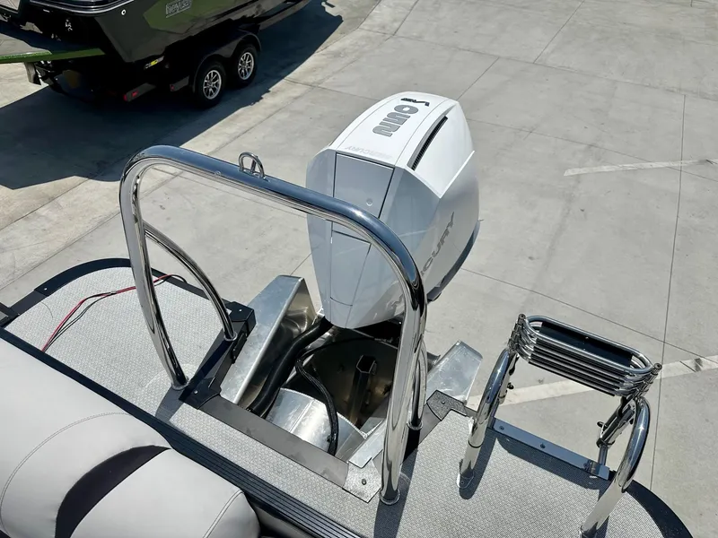 Slide: The Image of Avalon 25' Catalina Platinum Entertainer w/ 250HP Mercury Verado! 2025 - 15