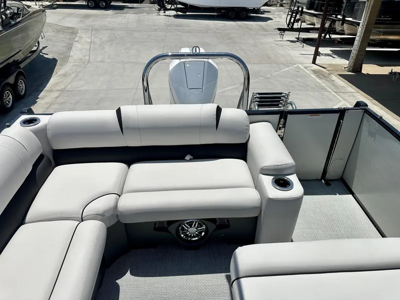 Slide: The Image of Avalon 25' Catalina Platinum Entertainer w/ 250HP Mercury Verado! 2025 - 6