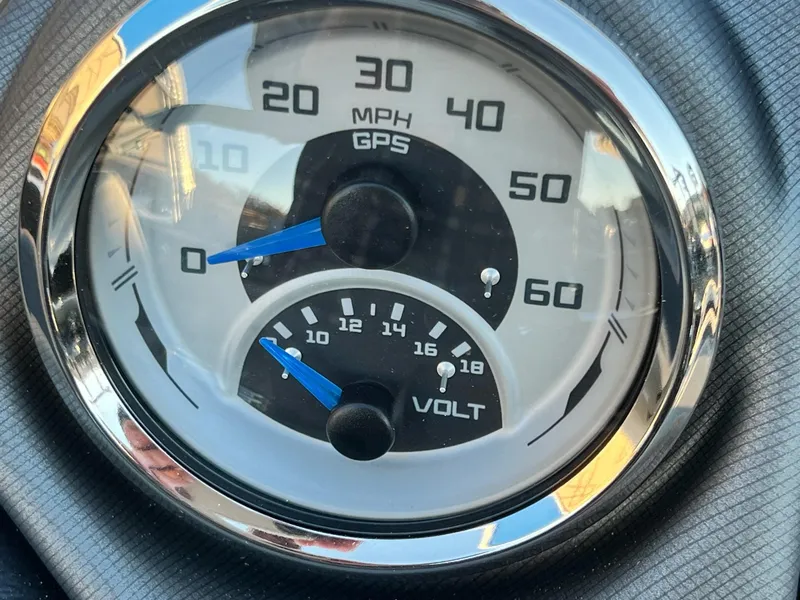 Slide: The Image of 2025 Sylvan L1 DLZ speedometer and voltmeter with GPS, chrome trim, blue needles. - 17