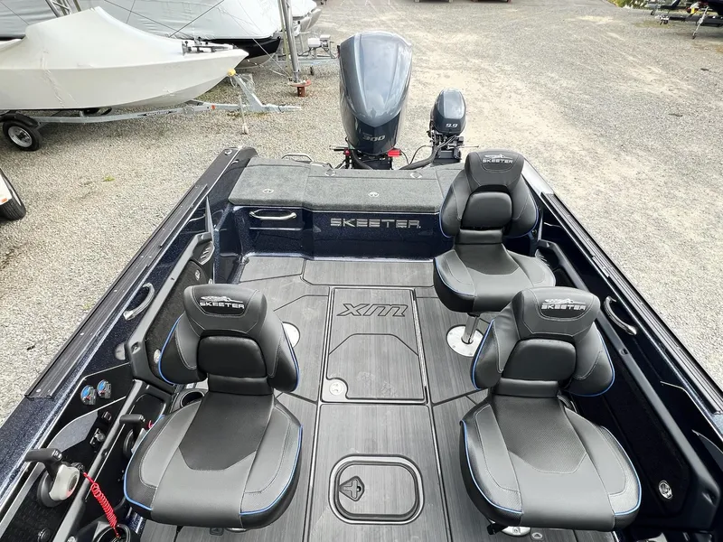 Slide: The Image of Skeeter WX2200 2025 - 18