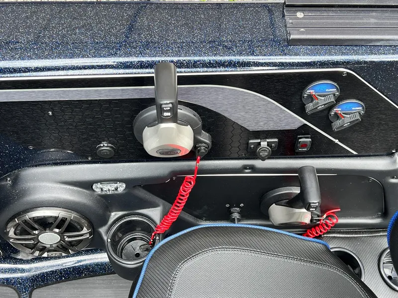 Slide: The Image of Skeeter WX2200 2025 - 24