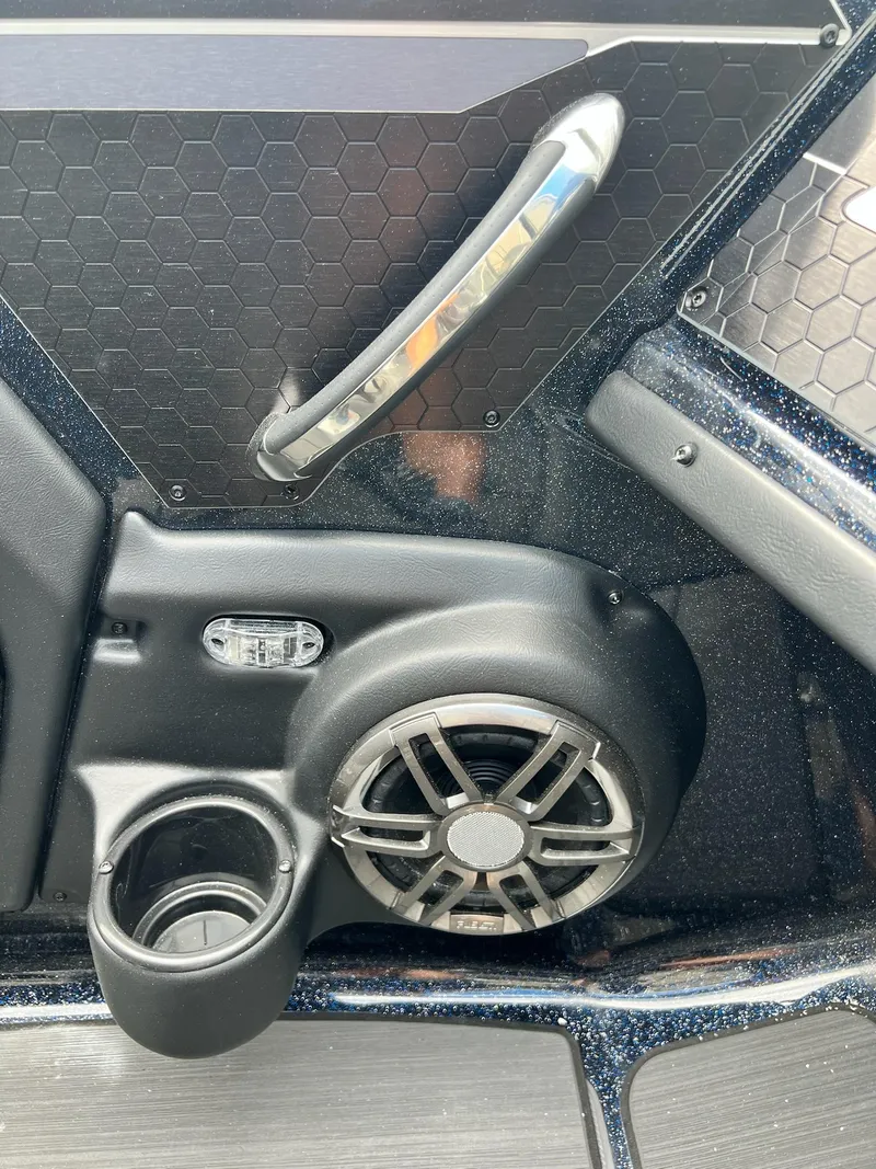 Slide: The Image of Skeeter WX2200 2025 - 33