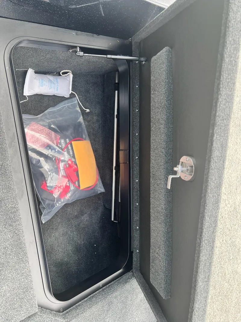 Slide: The Image of Skeeter WX2200 2025 - 4