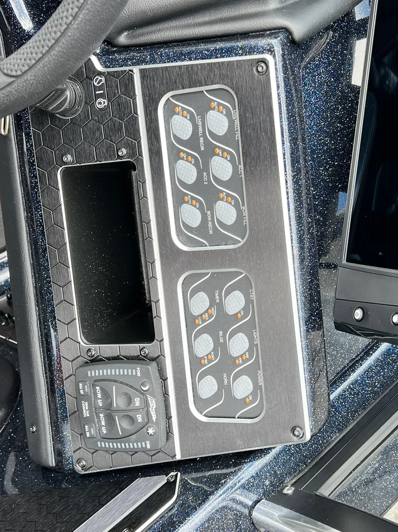 Slide: The Image of Skeeter WX2200 2025 - 43