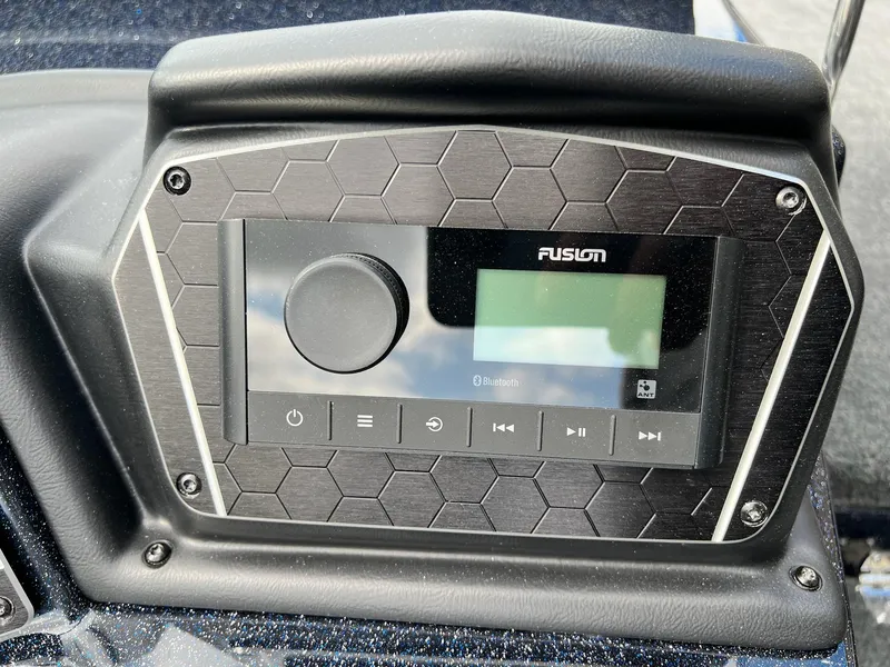 Slide: The Image of Skeeter WX2200 2025 - 5