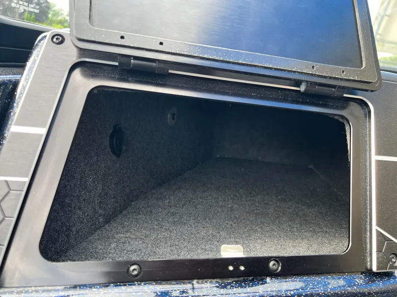 Slide: The Image of Skeeter WX2200 2025 - 7