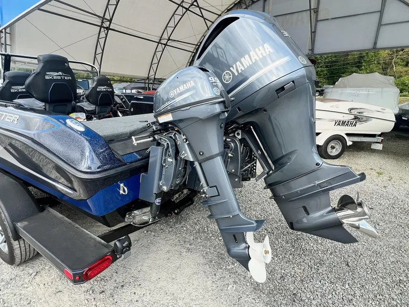 Slide: The Image of Skeeter WX2200 2025 - 9