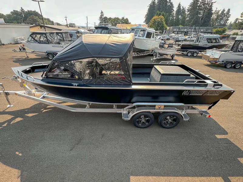 Slide: The Image of North River 23 Commander 2026 - 6