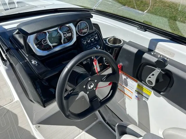 Slide: The Image of Scarab 255 SE 2025 - 10