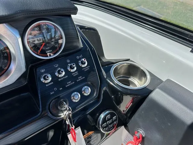 Slide: The Image of Scarab 255 SE 2025 - 12