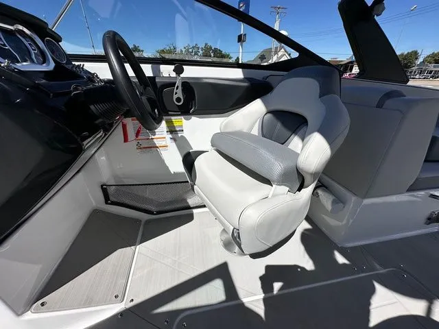 Slide: The Image of Scarab 255 SE 2025 - 13