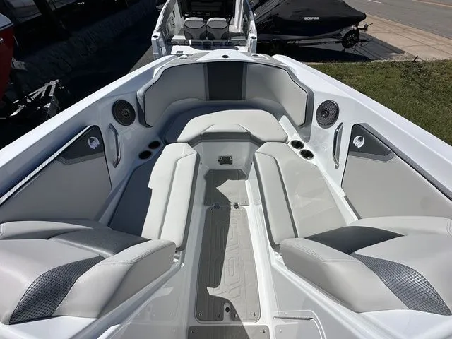 Slide: The Image of Scarab 255 SE 2025 - 16