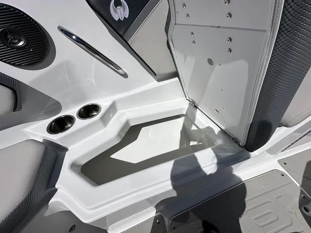 Slide: The Image of Scarab 255 SE 2025 - 18