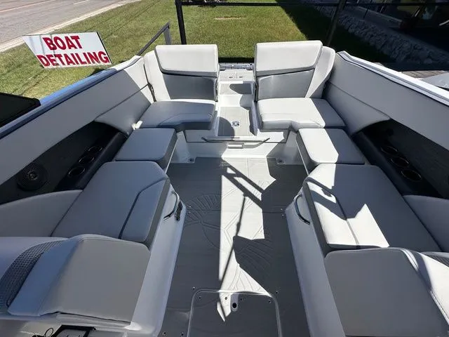 Slide: The Image of Scarab 255 SE 2025 - 22