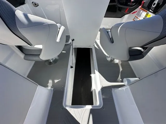 Slide: The Image of Scarab 255 SE 2025 - 23