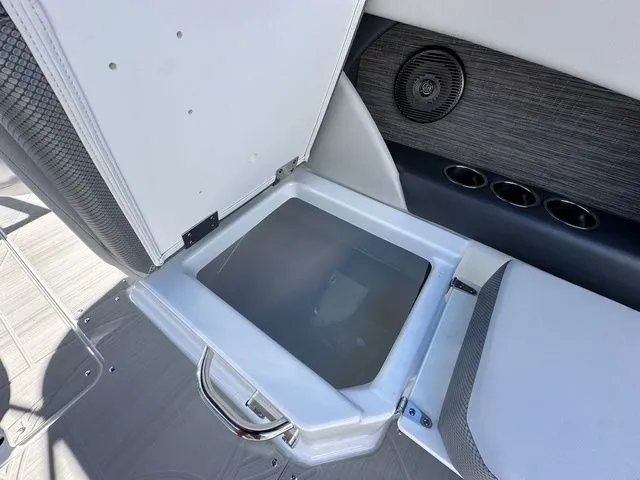 Slide: The Image of Scarab 255 SE 2025 - 24