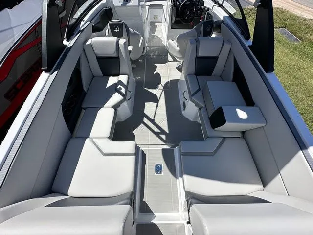 Slide: The Image of Scarab 255 SE 2025 - 8