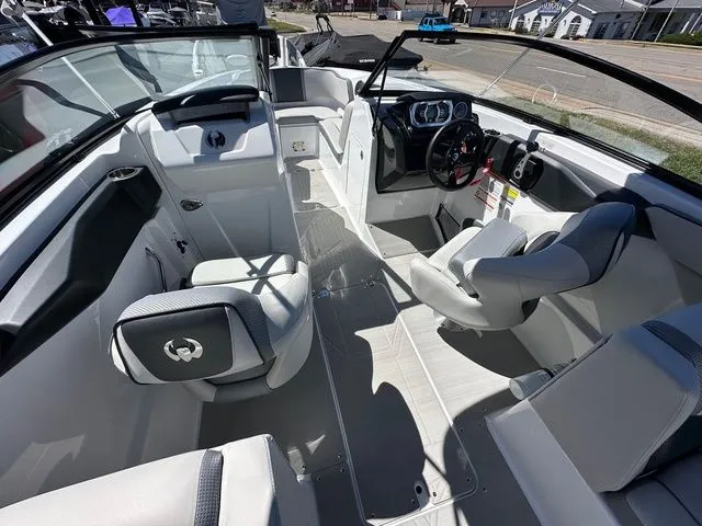 Slide: The Image of Scarab 255 SE 2025 - 9