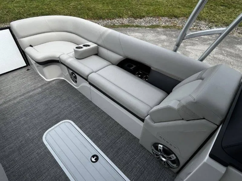 Slide: The Image of Crest Caribbean 250 USD 2025 - 31